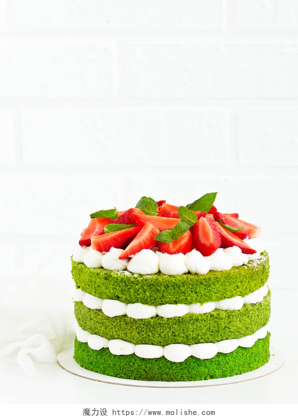 白色背景上的菠菜草莓奶油蛋糕菠菜、奶油和草莓蛋糕. 情人节.